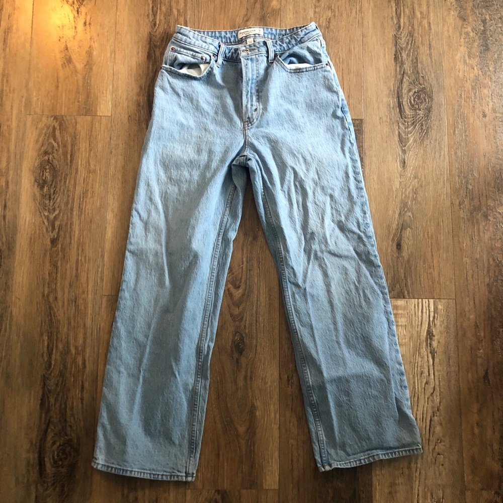 Abercrombie 90s Relaxed Jean High Rise Curve Love Light Blue Jeans